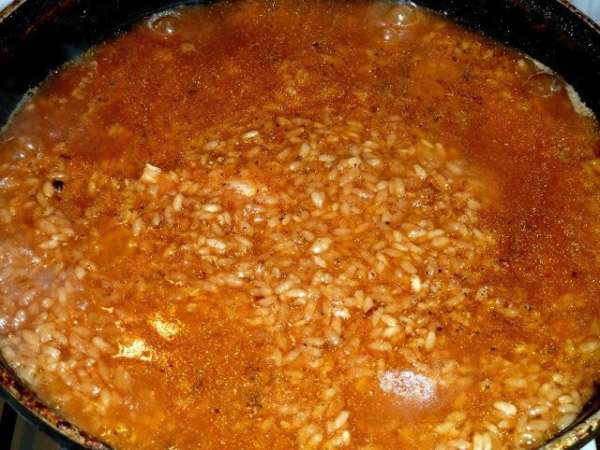 Затем заливаем крутым кипятком, чтобы покрылось полностью мясо. И кипятим на среднем огне минут 20. Это получился 'зирвак'. Затем заливаем крутым кипятком, чтобы покрылось полностью мясо. И кипятим на среднем огне минут 20. Это получился 'зирвак'.