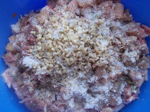 К мясу добавить чеснок, соль и перец по вкусу. К мясу добавить чеснок, соль и перец по вкусу.