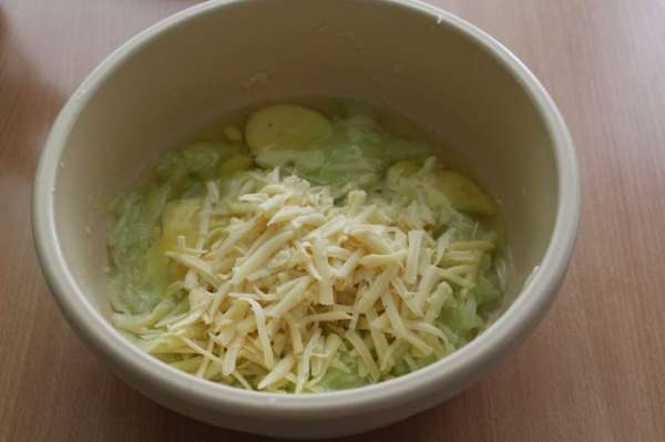 Натереть сыр, добавить яйца, посолить, поперчить по вкусу.