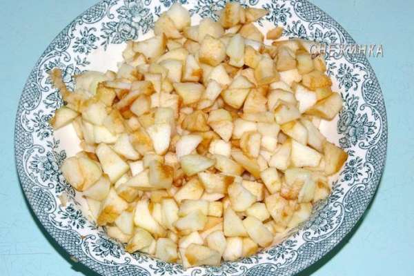 Яблоки очищаем от шкурки и семян. Нарезаем небольшим кубиком. Сбрызгиваем лимонным соком.