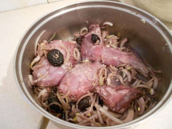 Мясо хорошо вымыть, разрезать на порционные куски, посолить и поперчить, залить вином, добавить чернослив и нарезанный полукольцами лук. Оставить мариноваться в холодильнике на ночь. Мясо хорошо вымыть, разрезать на порционные куски, посолить и поперчить, залить вином, добавить чернослив и нарезанный полукольцами лук. Оставить мариноваться в холодильнике на ночь.