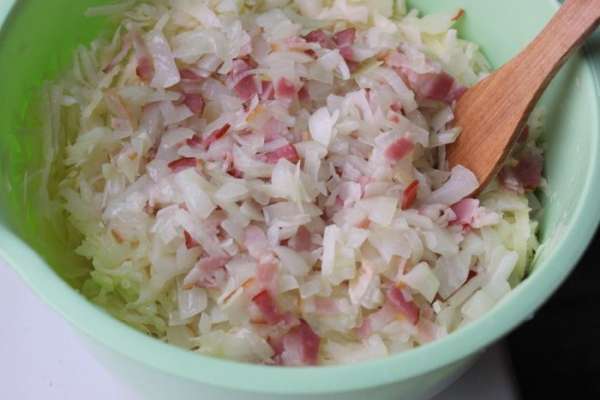 Тертый картофель смешать с яйцом, тертым сыром, специями, влить горячие сливки и хорошо перемешать. Добавить жареный лук с беконом. Еще раз хорошо перемешать. Тертый картофель смешать с яйцом, тертым сыром, специями, влить горячие сливки и хорошо перемешать. Добавить жареный лук с беконом. Еще раз хорошо перемешать.