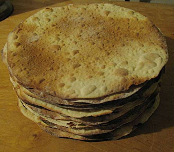 Я выпекаю так один корж в духовке другой я раскатываю.  И так все 16.  Готовый корж сразу обрезать. 