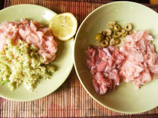 Мясо грудки измельчить блендером, а  с бедренной части нарезать кусочками.
Смешать все ингредиенты отдельно по вариантам. 
