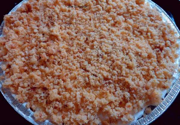 Посыпать отложенной крошкой с орехами.
Посыпать отложенной крошкой с орехами.