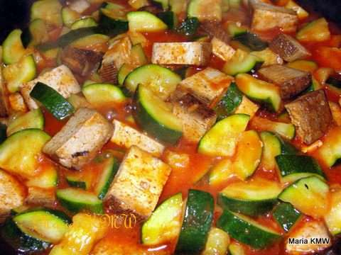 3.
На кусочки порезаные цукини слегка обжарить на оливковом масле, добавить мелко порезанное тофу. Потушить 5 минут вместе, залить томатной пастой.  Тушить еще 5-10 минут, приправить травами, посолить, поперчить. Подавать к лепешкам-wrap.
http://www.edimdoma.ru/recipes/39536