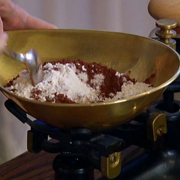 Муку смешать с сахаром, какао и солью.