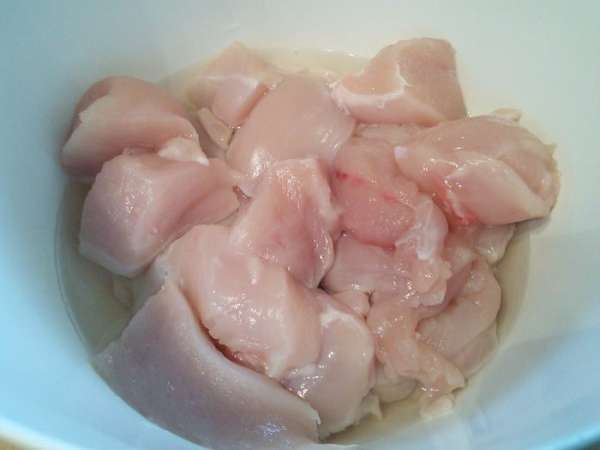 Куриное филе нарезать на порционные кусочки, сложить в миску и смешать с рисовым вином (у меня сухое белое вино) и оставить мариноваться на 15 минут. 