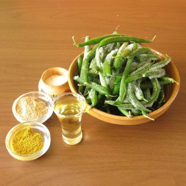 Фасоль (замороженная), масло, сухари, соль и травы (у меня грузинская смесь для лобио. если я правильно поняла продавца), можно использовать любые Ваши любимые смеси).