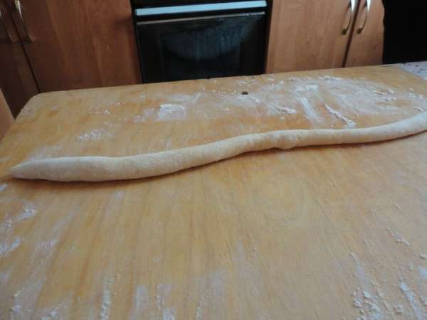 Скатать косичкой.