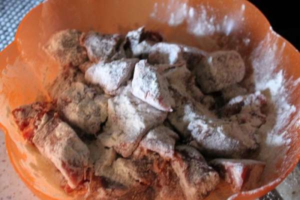 Мясо порезать крупными кубиками. Обсыпать мукой смешанной с перцем и солью. Мясо порезать крупными кубиками. Обсыпать мукой смешанной с перцем и солью.