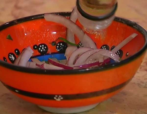 Красный лук почистить, нарезать тонкими кольцами и замариновать в 2 ст. ложках уксуса. Красный лук почистить, нарезать тонкими кольцами и замариновать в 2 ст. ложках уксуса.