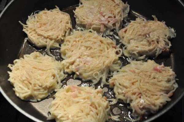 Ложкой выкладывать на сковороду с раскаленным маслом. Обжарить с 2 сторон. Можно потушить под крышкой. Подавать со сметаной.
