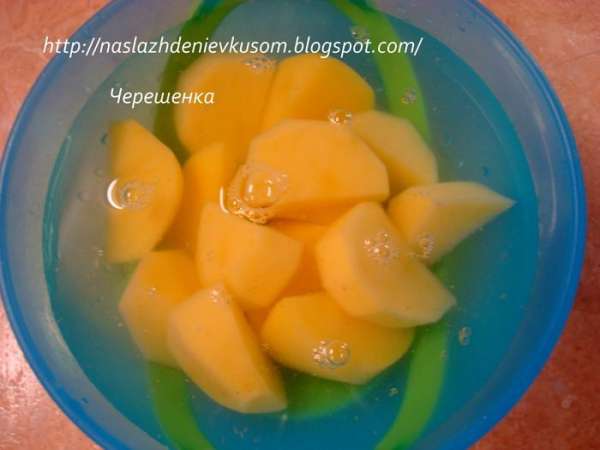 Картофель нарезать кубиками и залить холодной водой. Пока варится морковь, картофель пусть полежит в воде. Дело в том, что картофельный крахмал достаточно аллергичный, поэтому лишнего нам не нужно, там и так достаточно останется…